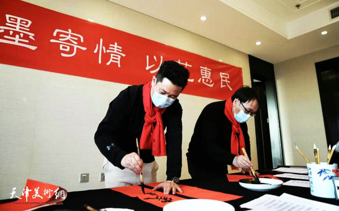 左起：朱懿、张晓彦在活动中写福字。