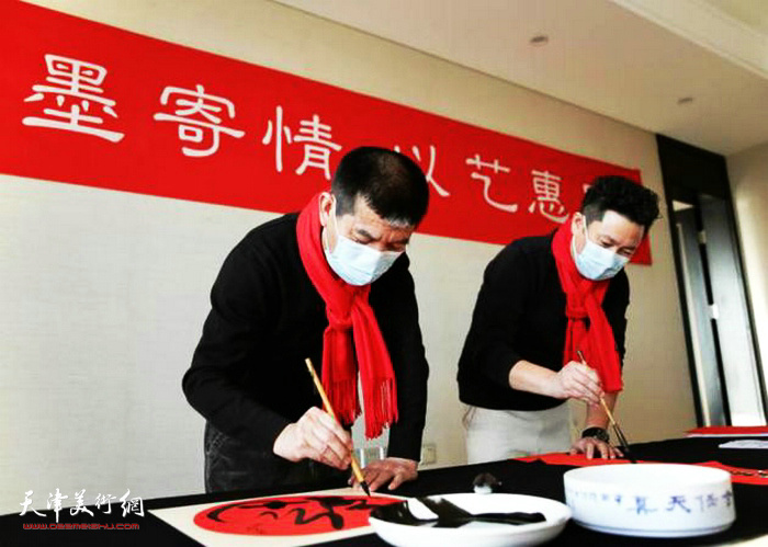 中国书法家协会会员朱懿与范扬院长在活动中写福字。