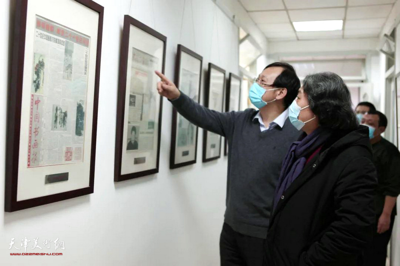 天津美术学院院长贾广健等在《中国书画报》调研现场