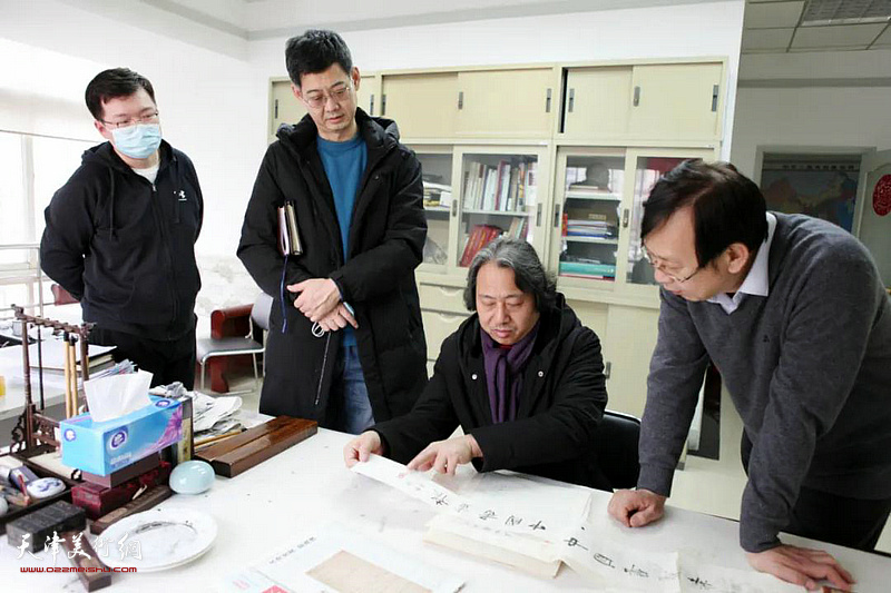 天津美术学院领导在《中国书画报》调研现场
