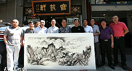 刘士忠、陈之海在鹤艺轩创作大幅画作《千岩竞秀》、《志博云天》