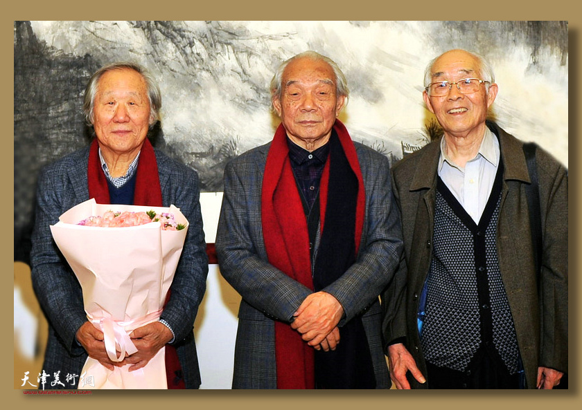 本文作者郭文伟（右）与纪振民（中）、姬俊尧（左）在“北雄南韵·水墨意象‘天津二JI’纪振民、姬俊尧艺术作品展”上。