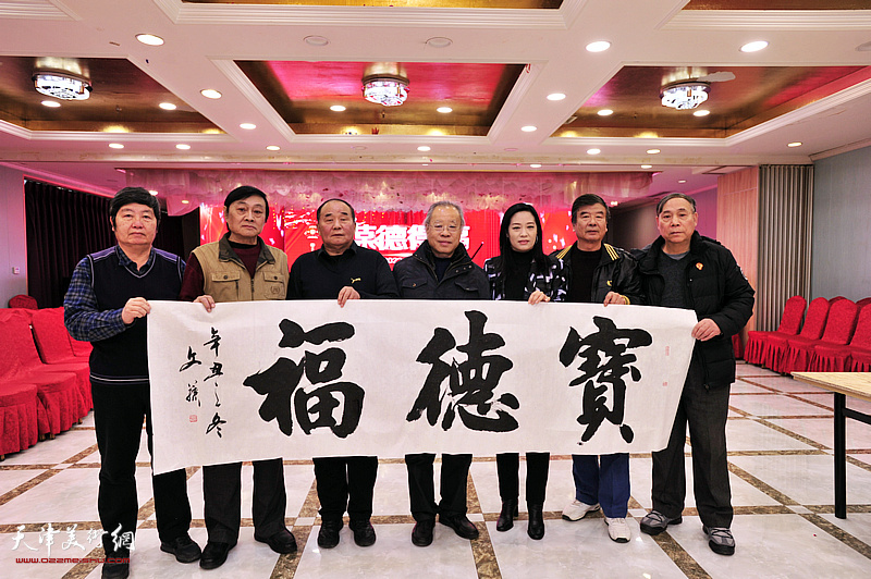 左起：王惠民、琚俊雄、李建华、王金厚、马艳、张文荪、郭凤祥在宝德福。