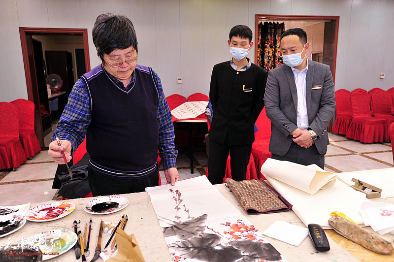 王惠民在现场创作。