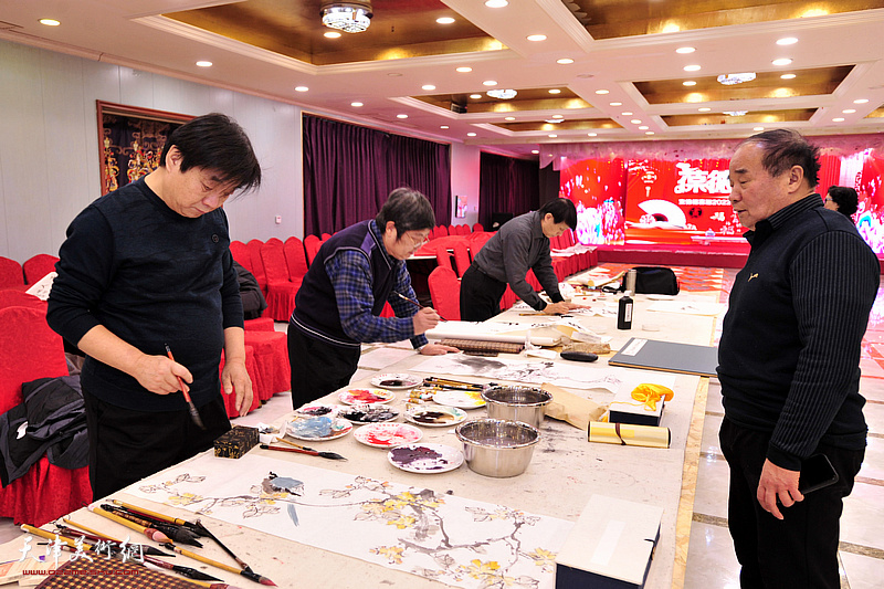 李建华、王惠民、彭英科、翟洪涛在现场创作。