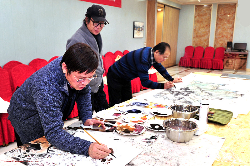 刘士忠、李根友、张葆东在现场创作。