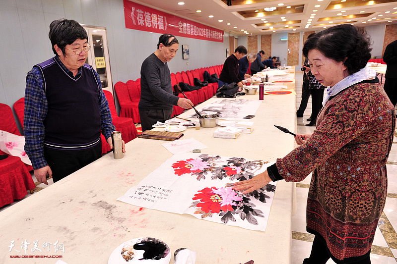 郭凤祥、王惠民、冯字锦在现场创作。