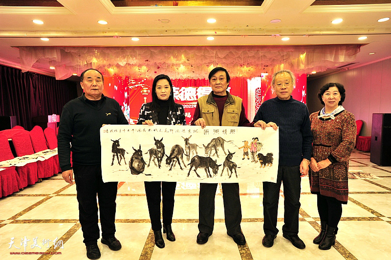 左起：李建华、马艳、琚俊雄、王金厚、冯字锦在活动现场。