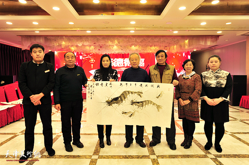 左起：王金厚、琚俊雄、李建华、马艳、冯字锦与宝德福职工们在活动现场。
