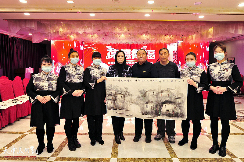 郭凤祥、李建华、马艳与宝德福职工们在活动现场。