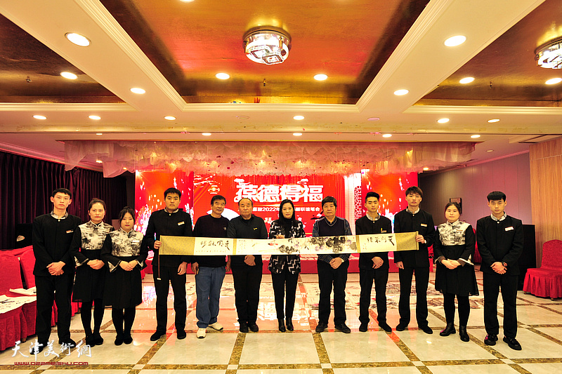 李建华、张文荪、王惠民、马艳与宝德福职工们在活动现场。