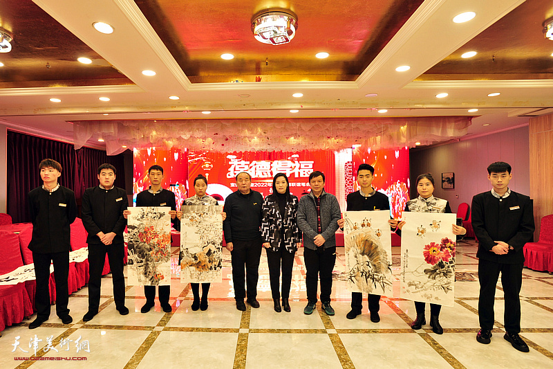 李建华、李根友、马艳与宝德福职工们在活动现场。