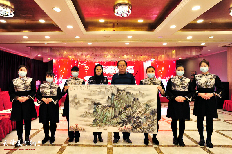 刘士忠、马艳与宝德福职工们在活动现场。