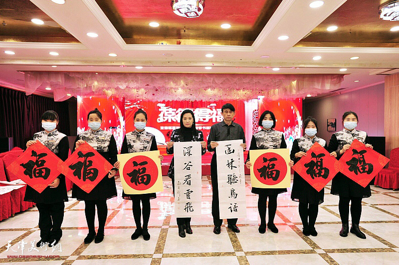 彭英科、马艳与宝德福职工们在活动现场。