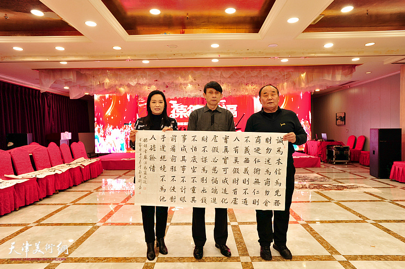 李建华、彭英科、马艳与宝德福职工们在活动现场。