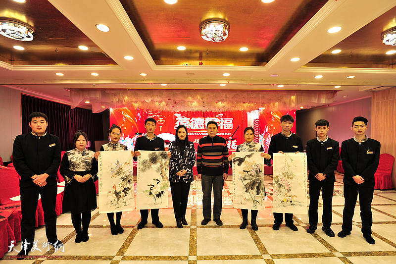 单连辰、马艳与宝德福职工们在活动现场。