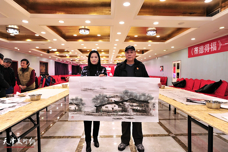 郭凤祥、马艳在活动现场。