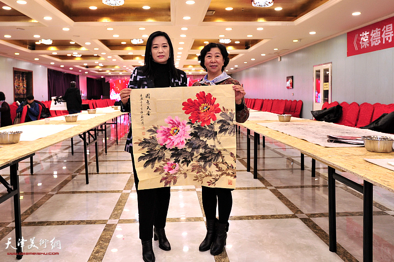 冯字锦、马艳在活动现场。
