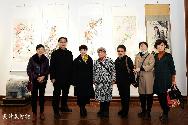 陈莉、翟洪涛、梦玉、罗凌、李家红、李文、张颖在展览现场。
