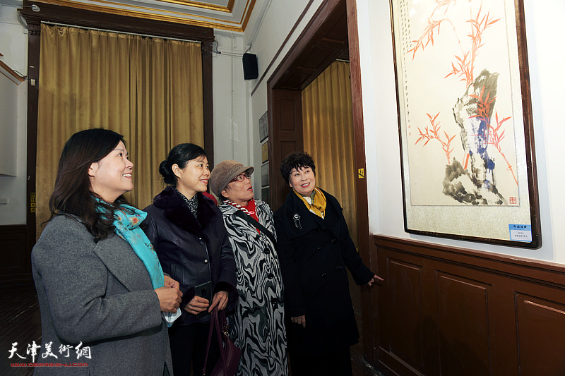 梦玉、罗凌、王洪春、陈莉观赏展出的作品。
