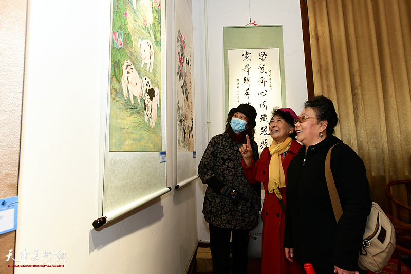 李家红、王玉华、赵月兰观赏展出的作品。