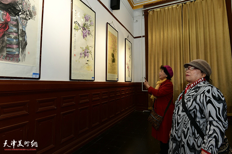 罗凌、王玉华观赏展出的作品。