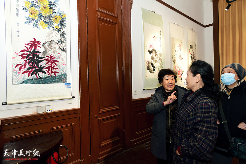 李蓉、李淑芳观赏展出的作品。