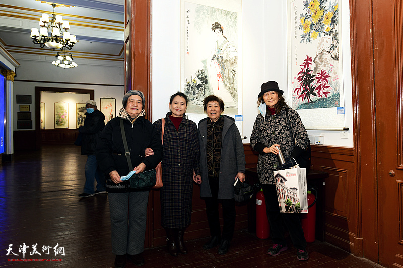 李蓉与李淑芳、赵月兰在展览现场。