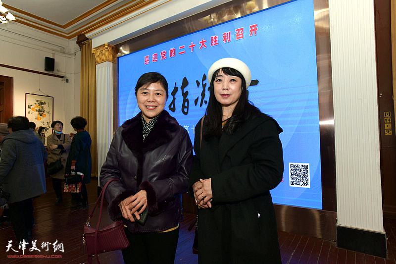 左起：陈莉、乔美娟在展览现场。