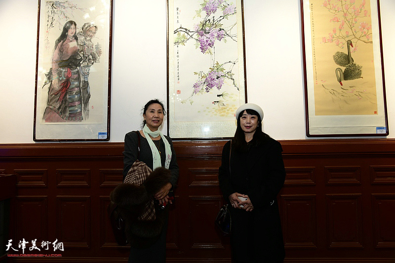 左起：王庭芬、乔美娟在展览现场。