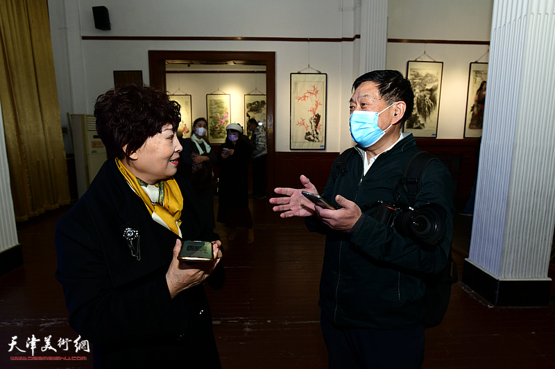 梦玉与耿昌怀在展览现场交流。
