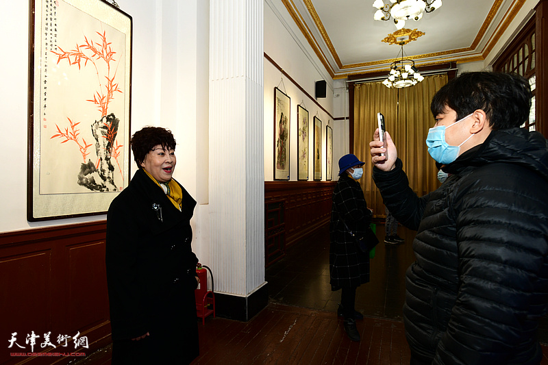 梦玉在展览现场接受自媒体现场直播的采访。