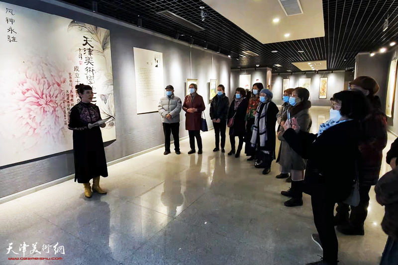 天津美术学院女同学会成立15周年作品展现场。
