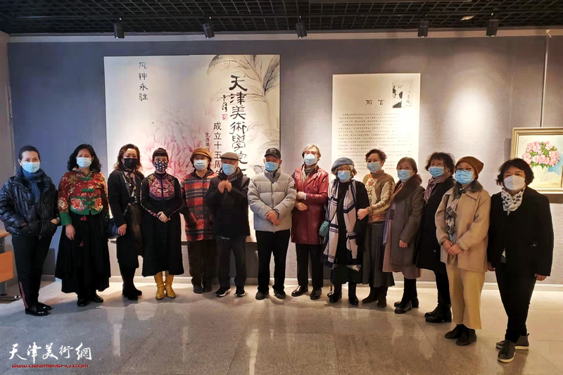 天津美术学院女同学会成立15周年作品展现场。