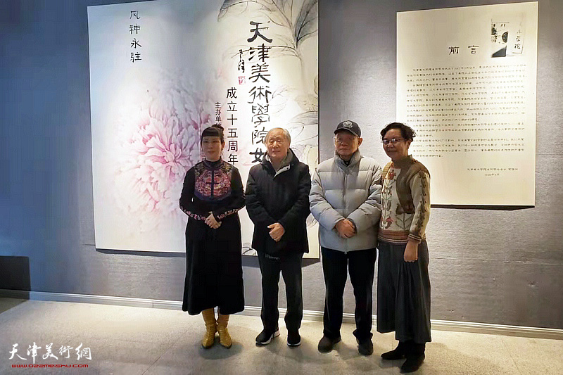 纪振民、姬俊尧、黄雅丽、陶洁在作品展现场。