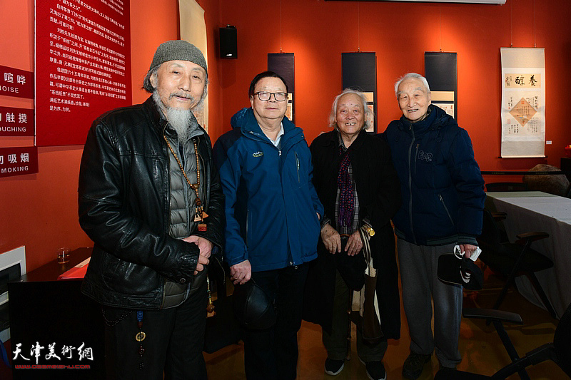刘栋、逯彤与宁宗一、陈启智在展览现场。