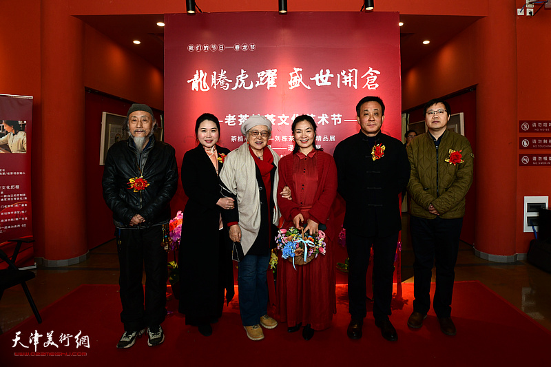 左起：刘栋、翟智慧、杨惠敏、赵学娟、刘建洞、刘镪在刘栋茶纸书法、逯彤泥塑双展现场。