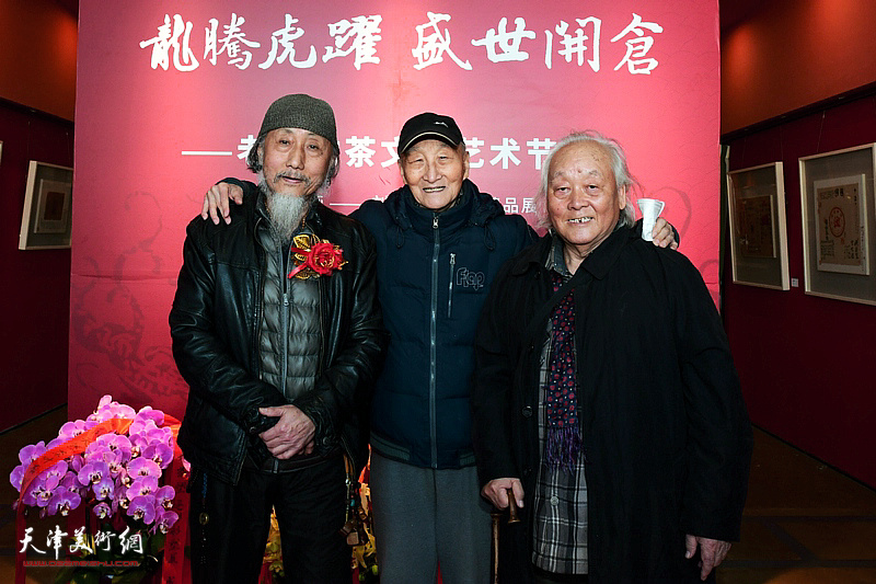 刘栋、逯彤与宁宗一在刘栋茶纸书法、逯彤泥塑双展现场。