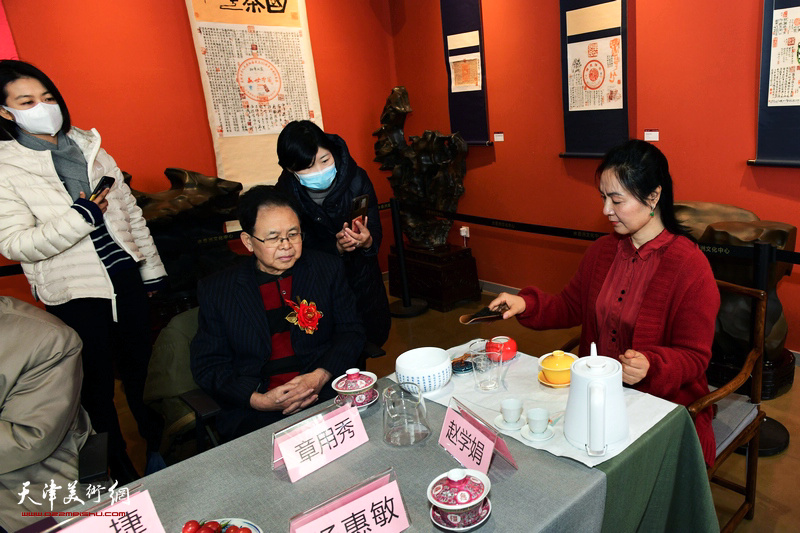 论坛开场前，赵学娟依传统古法泡陈年老茶。