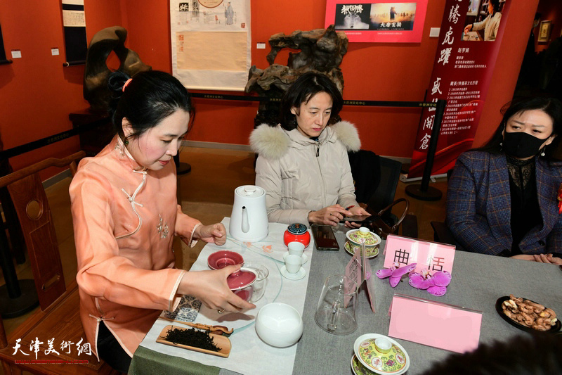 论坛开场前，翟智慧依传统古法泡陈年老茶。