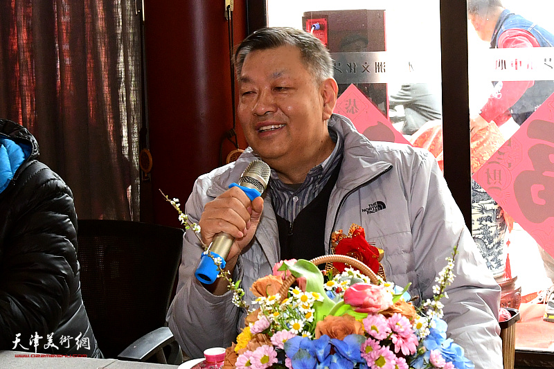 天津画院党组书记李林河在艺术论坛上发言。