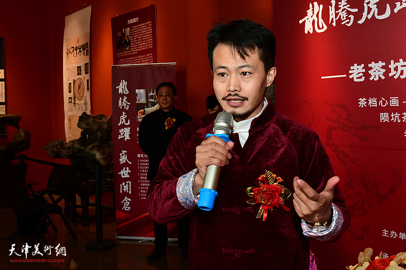 青年艺术家、水香洲美术馆馆长张大玮在艺术论坛上发言。