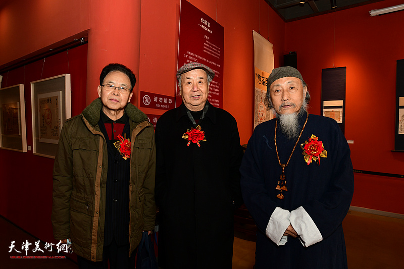 刘栋、王振德、章用秀在展览现场。