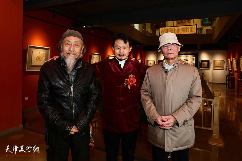 刘栋、邢捷、张大玮在展览现场。