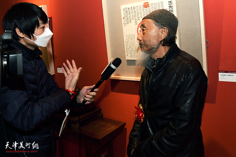 刘栋在展览现场接受媒体采访。