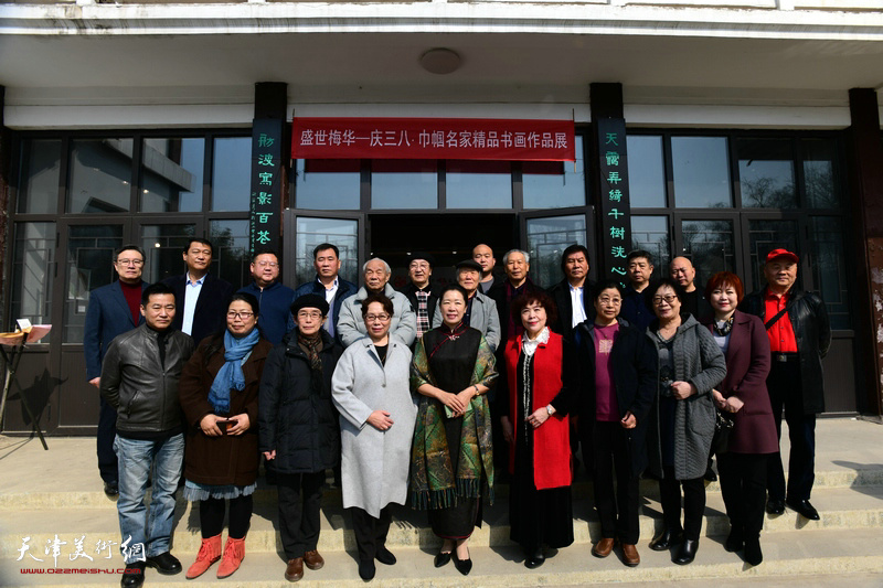 —“庆三八”巾帼名家精品书画作品展在水上公园盆景园天舫楼举行