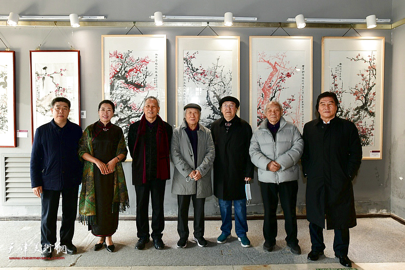 纪振民、姬俊尧、王之海、高学年、余澍梅、张养峰在展览现场。