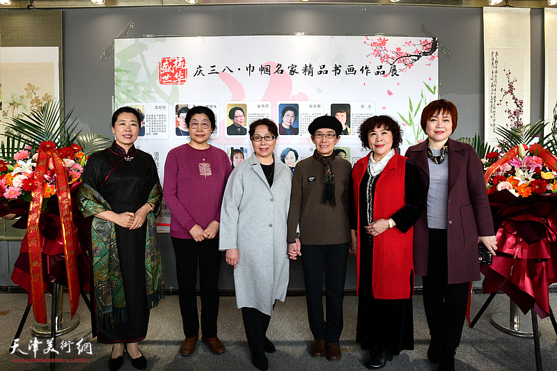 参展女画家萧慧珠、崔燕萍、张永敬、史玉、余澍梅、李澜在展览现场。