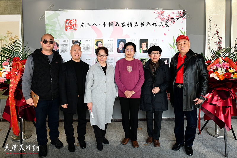 萧慧珠、崔燕萍、张永敬、陈德生、李志军、乔福成在展览现场。
