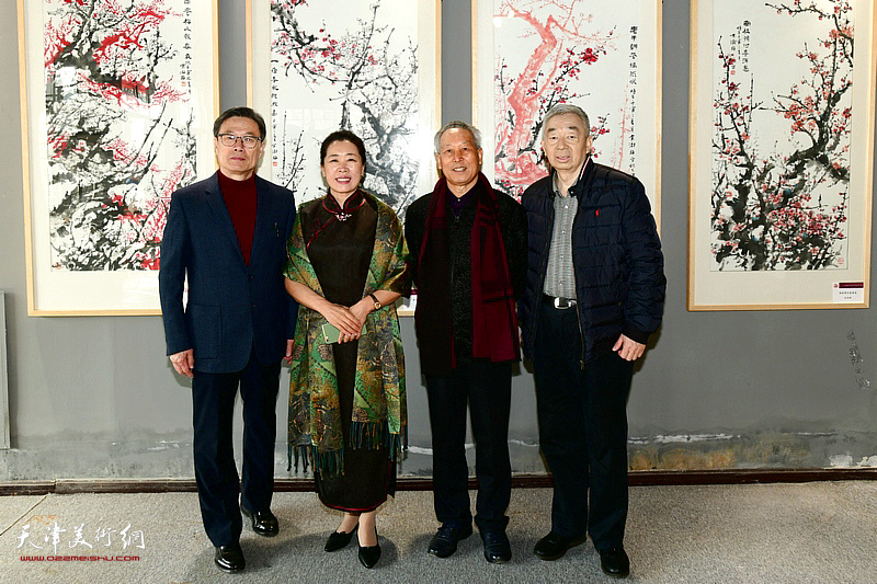 刘传光、余澍梅、由宝叶、杜怀礼在画展现场。
